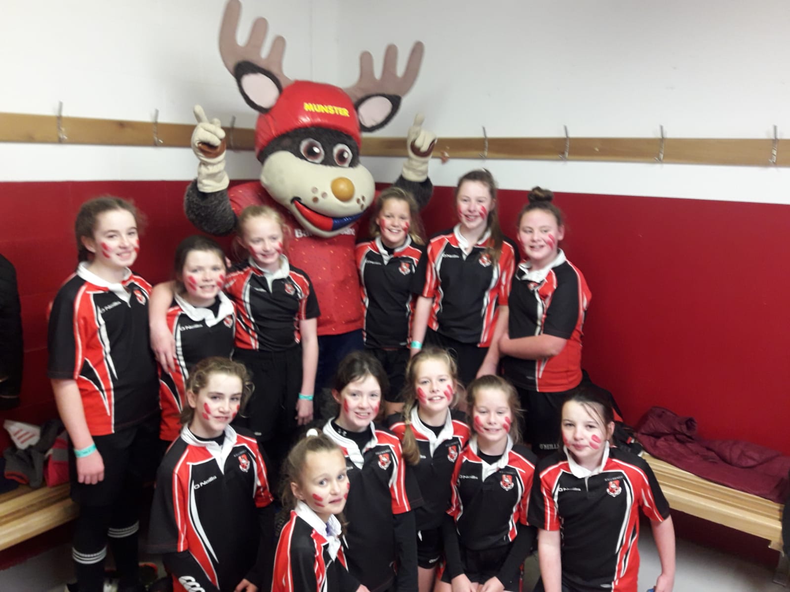 Killarney U12 Girls with Munster Mascot, Oscar.